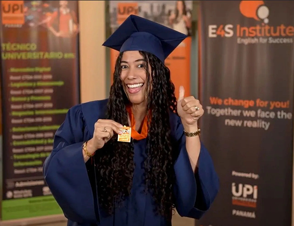 Mujer graduandose UPI